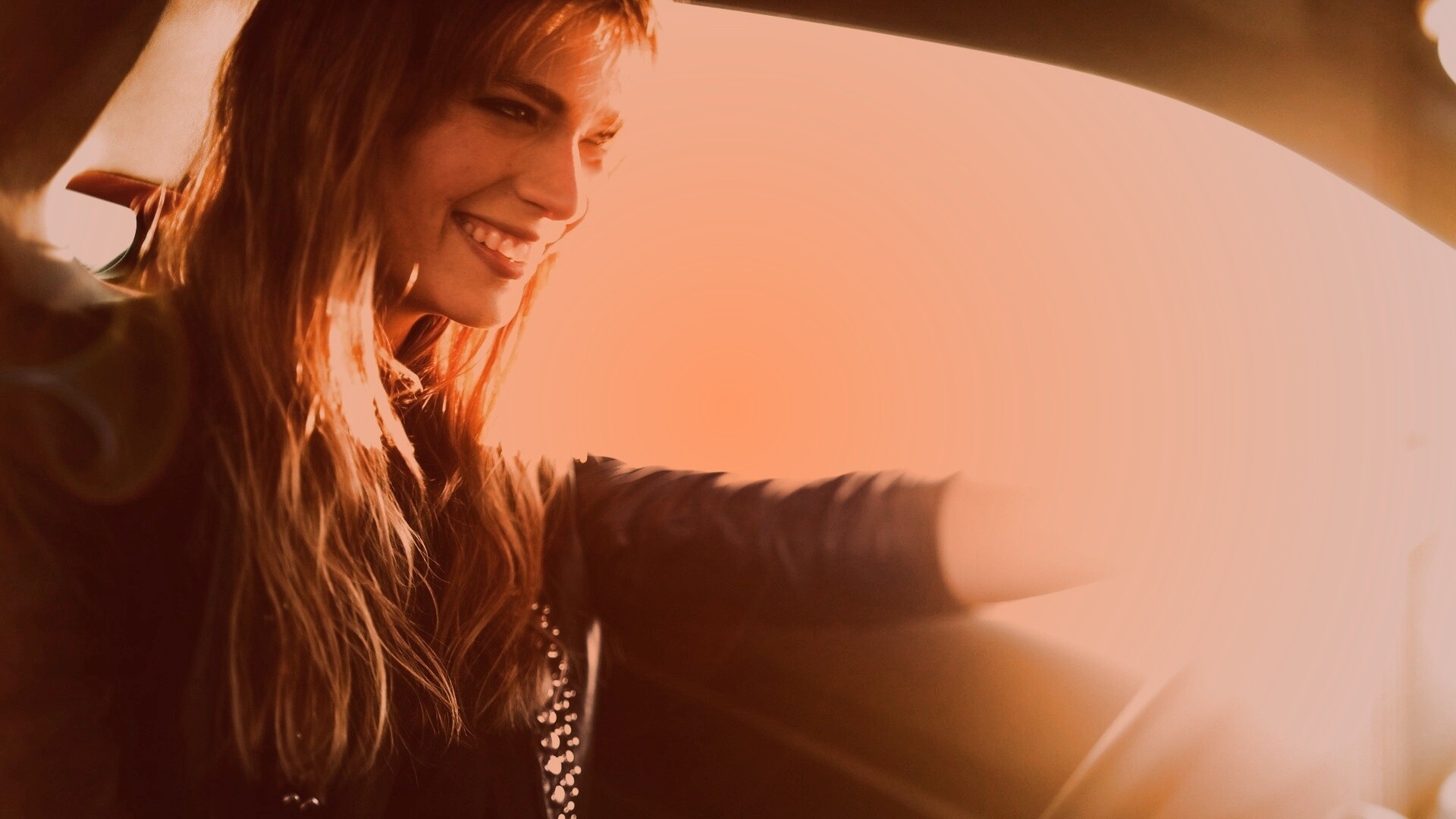 Девушка за рулем автомобиля обои