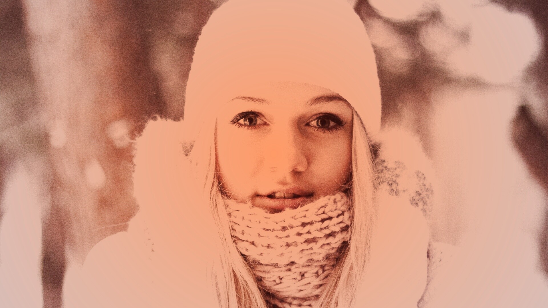 Девушка в белом в снежном лесу обои