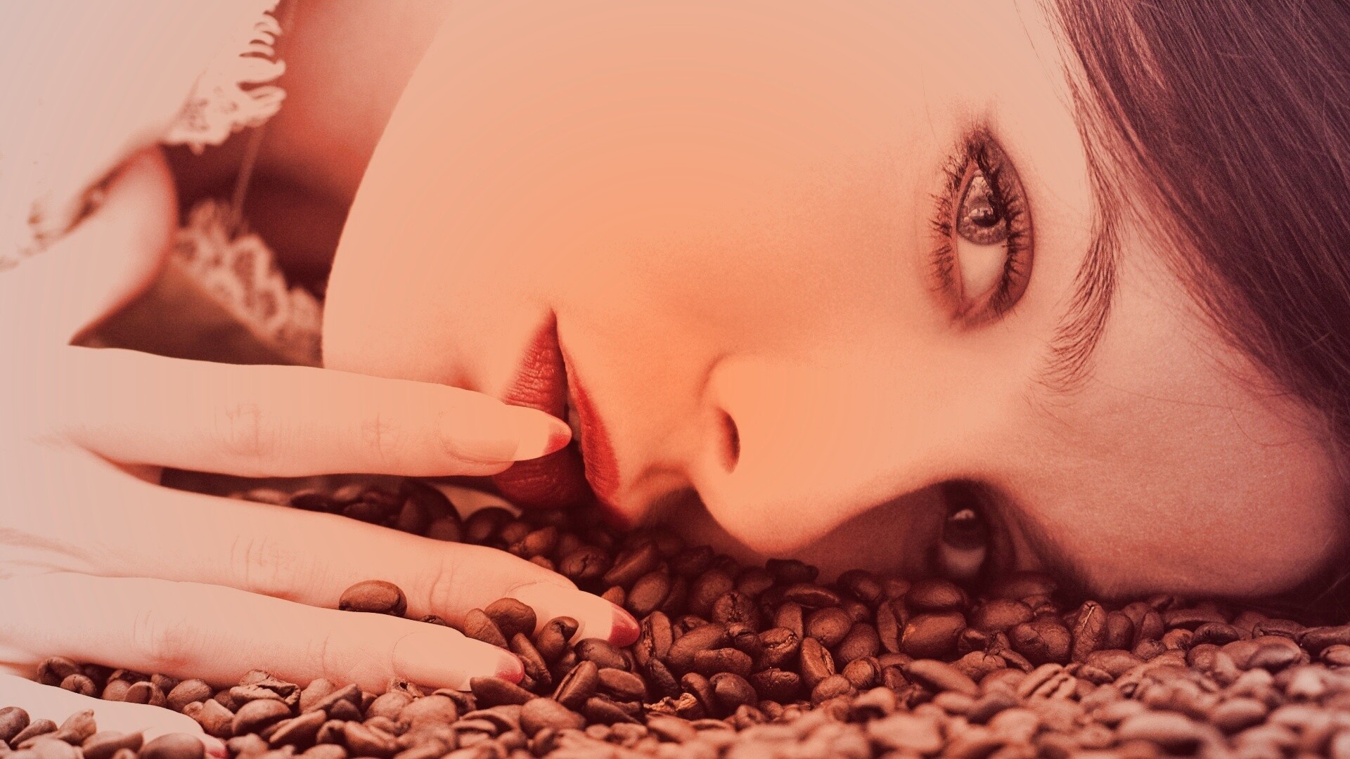 Соблазнительная девушка с кофейными зернами обои
