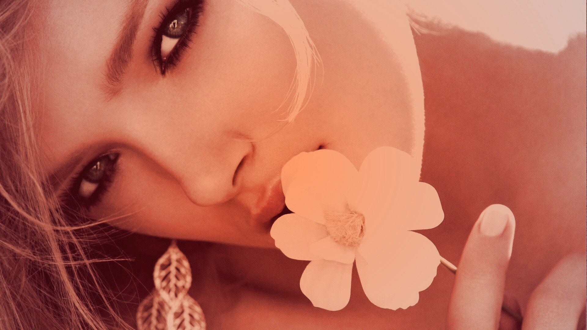 Красавица с белым цветком обои