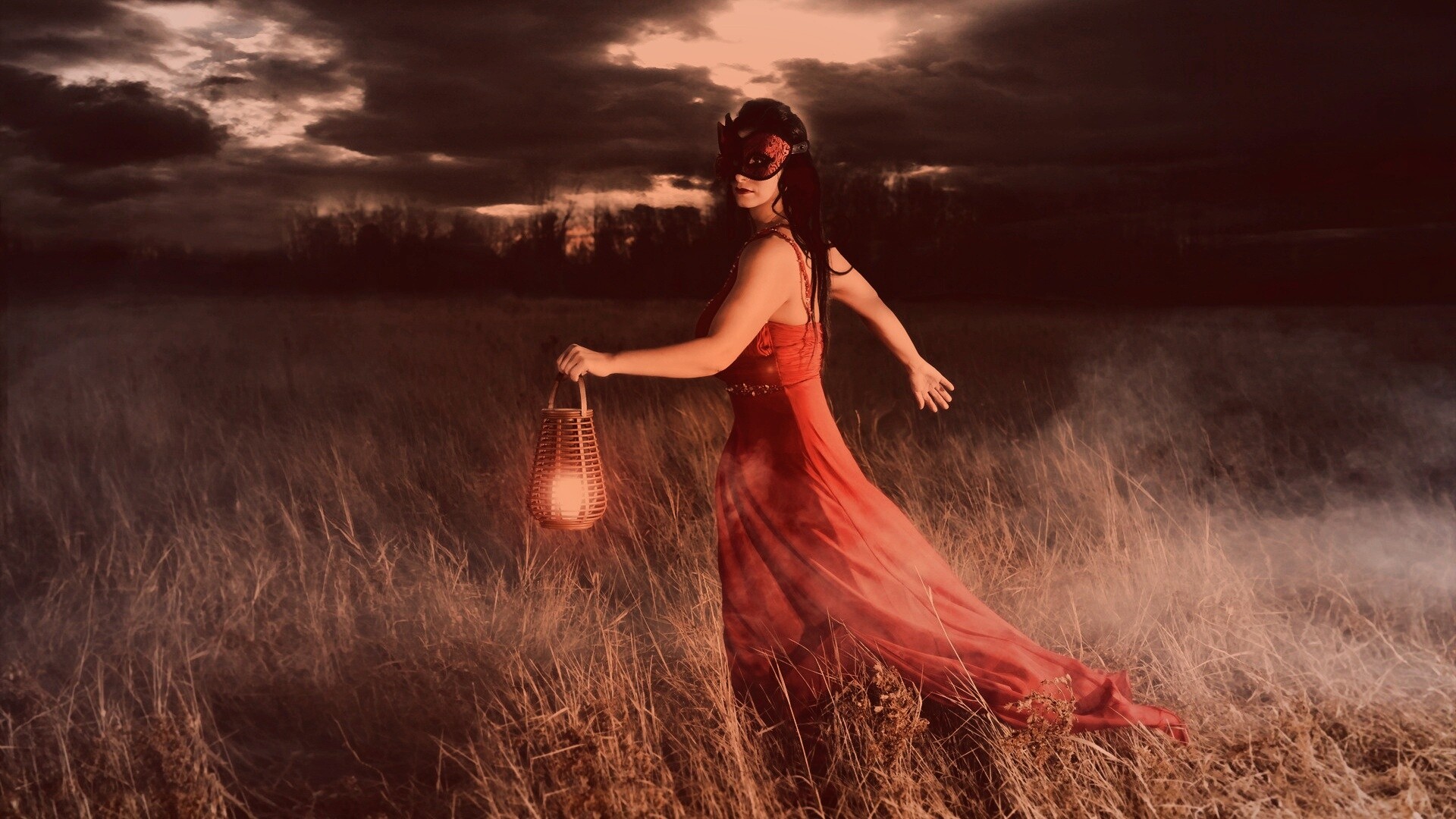 Девушка со свечей обои