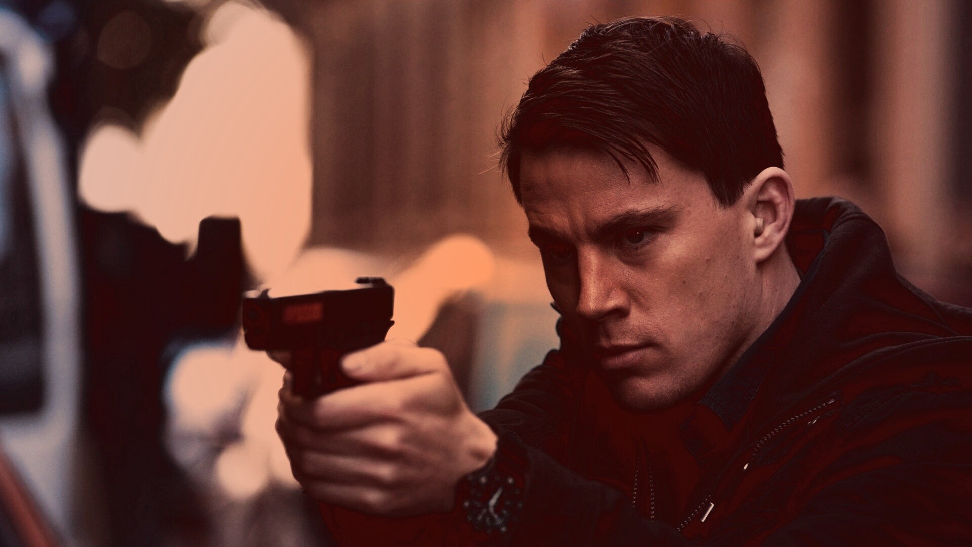 Ченнинг Татум с пистолетом обои