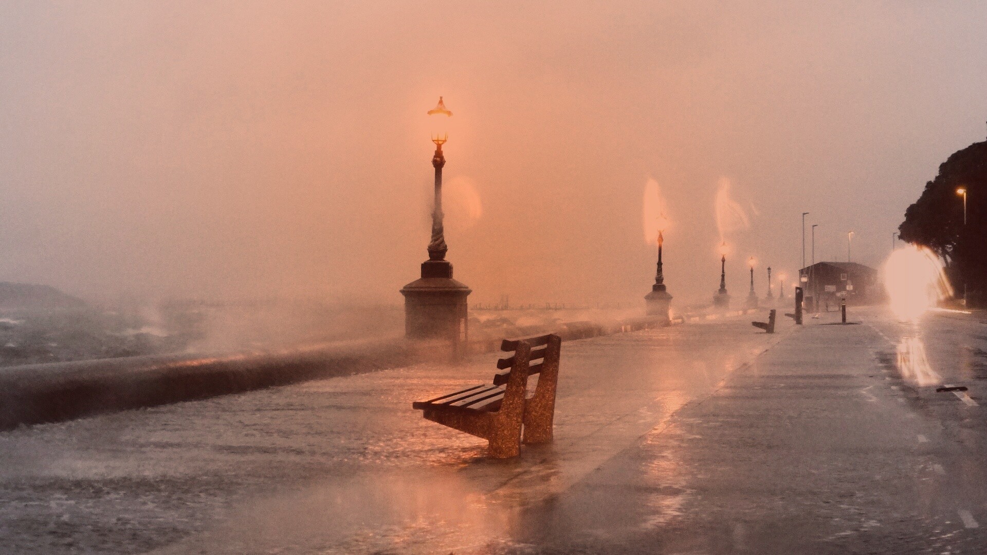 Набережная в ливень обои