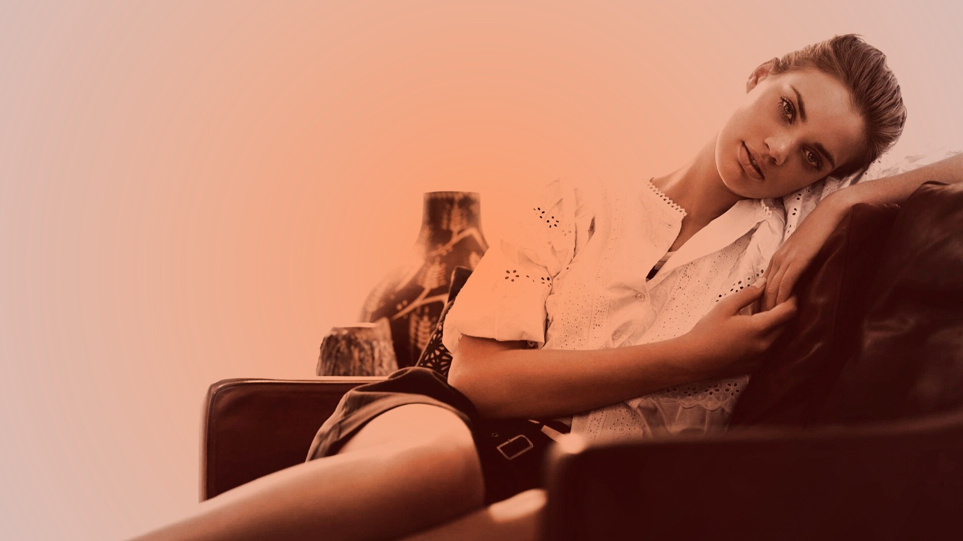 Девушка на диване обои