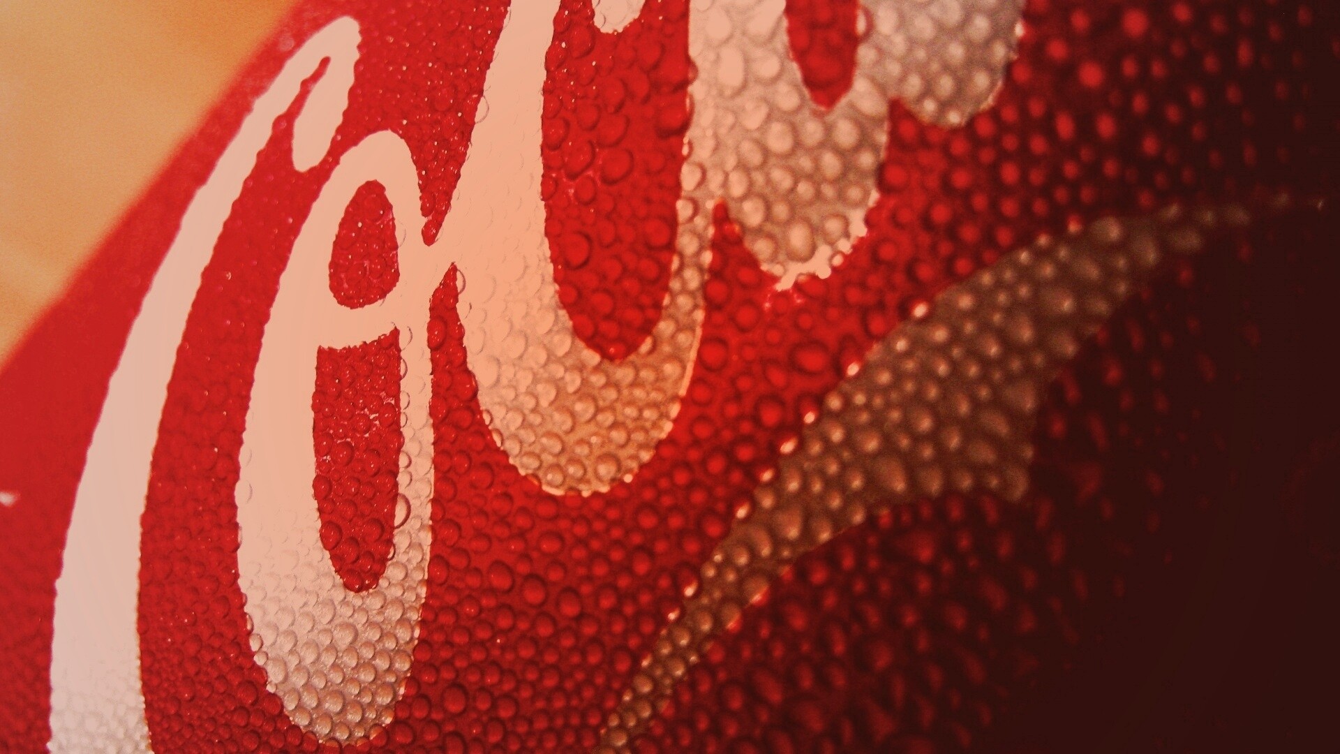 Запотевшая банка Кока-Колы обои