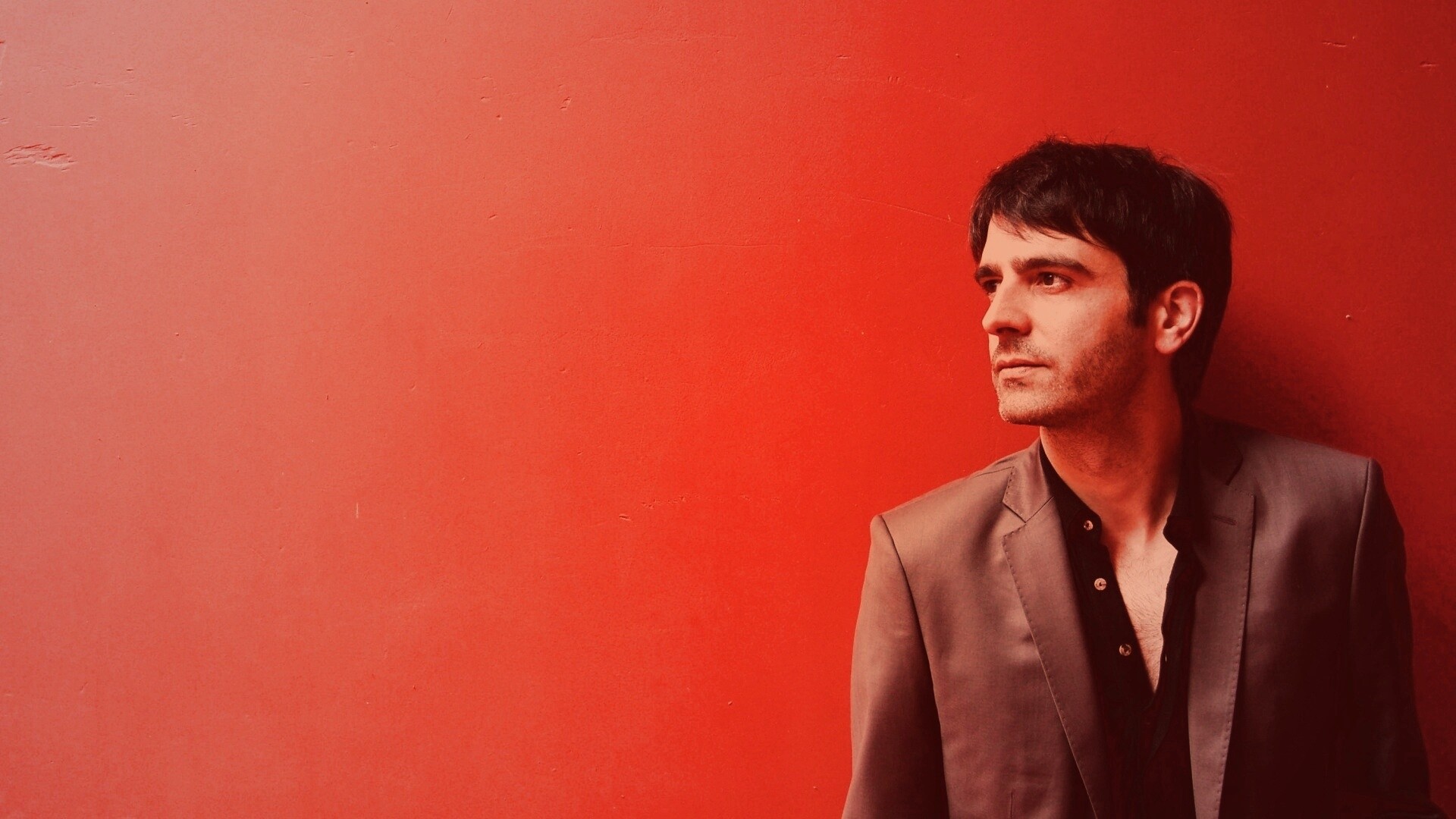 На красном фоне обои