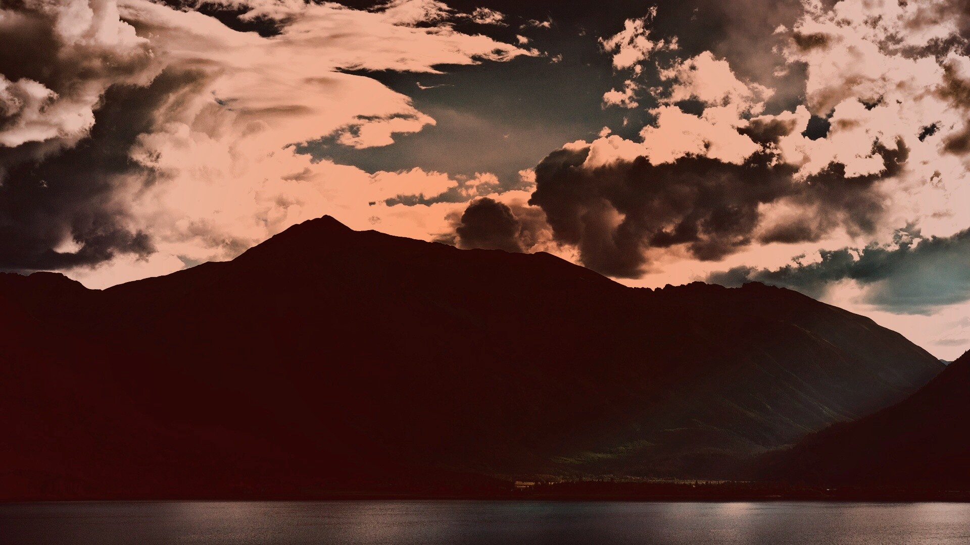 Свет на склонах гор обои