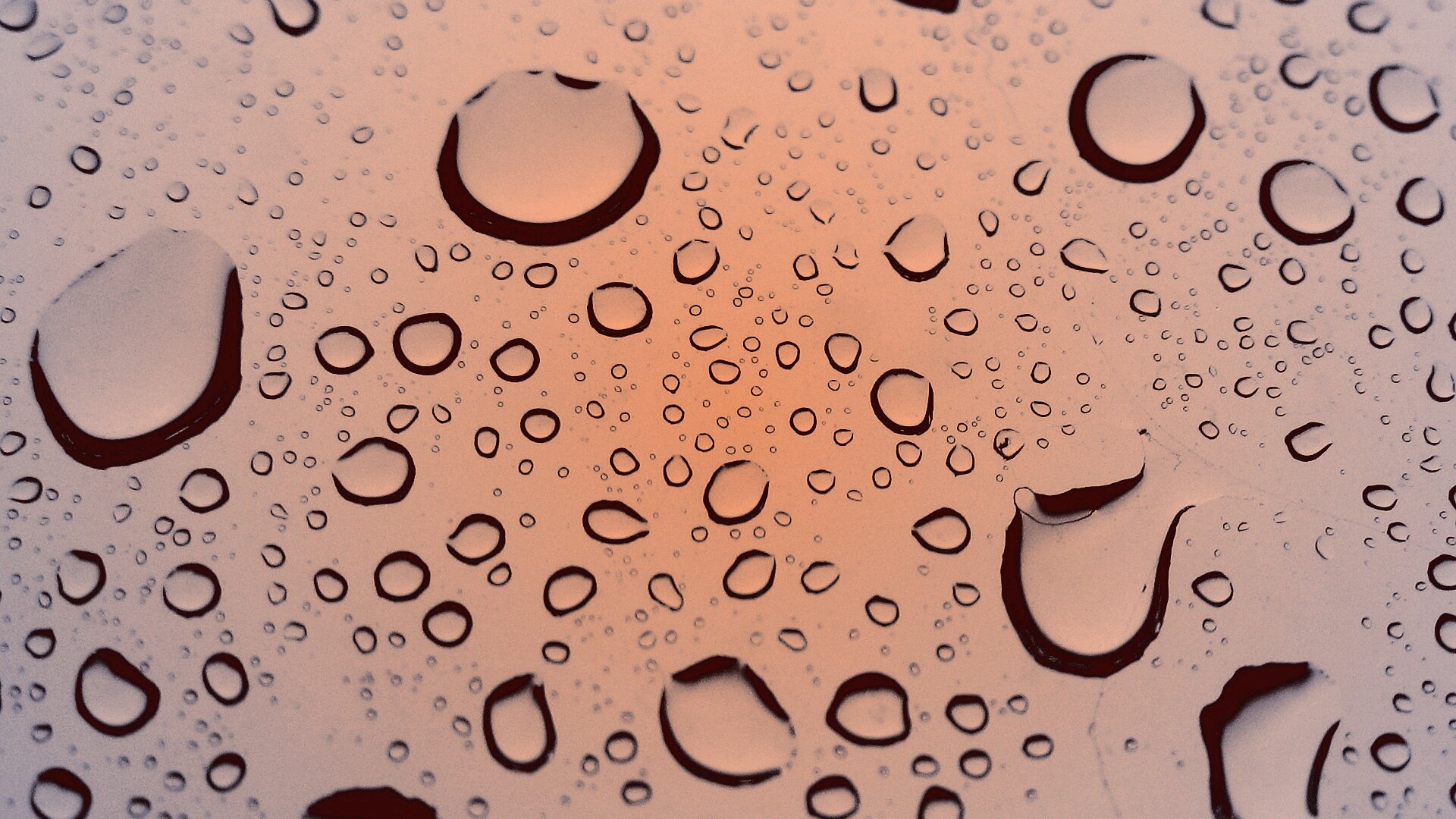 Капли воды на синем стекле обои