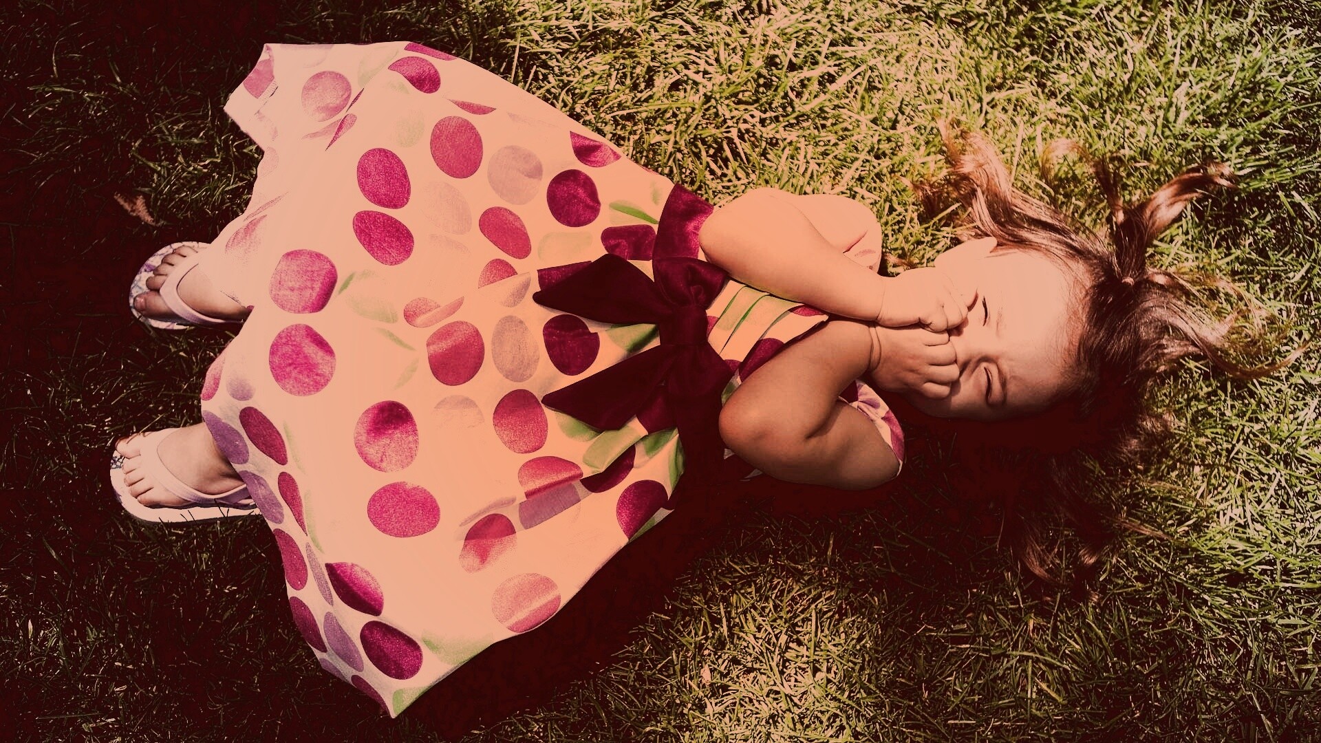 Девочка на траве обои