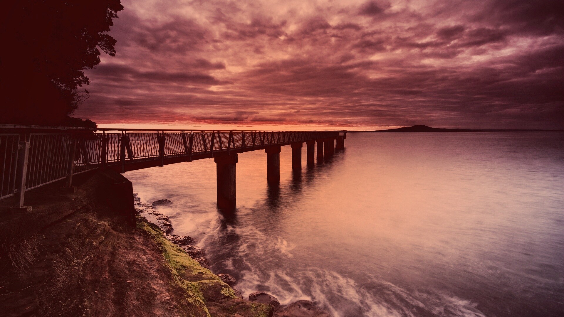Уходящий в даль причал обои