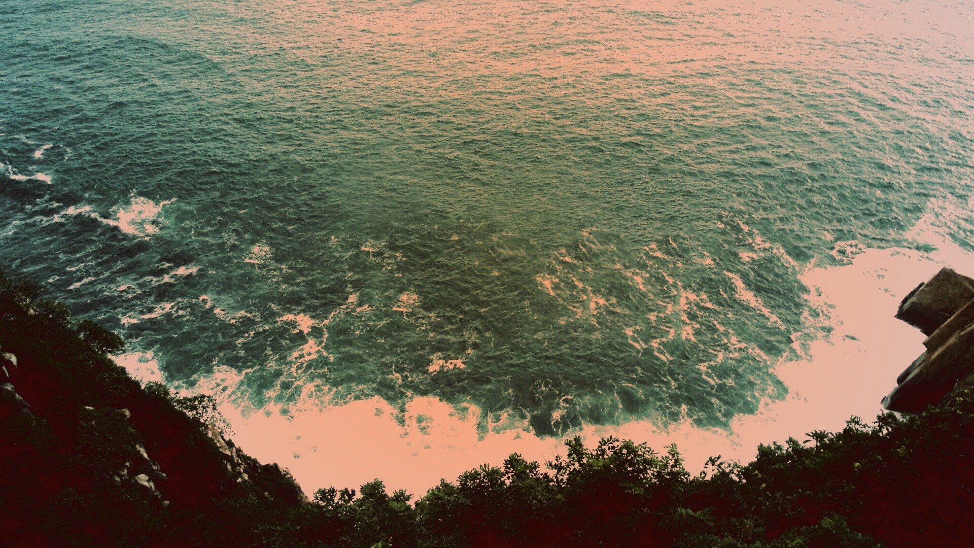 Утёс у красивого моря обои