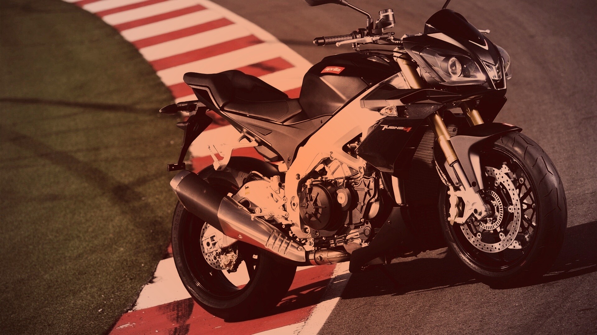 Спортивный мотоцикл Априлия на треке  обои