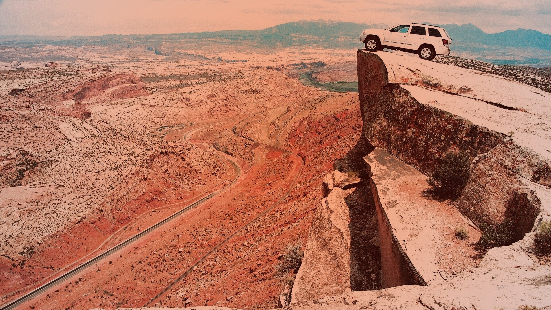 Внедорожник в горах обои