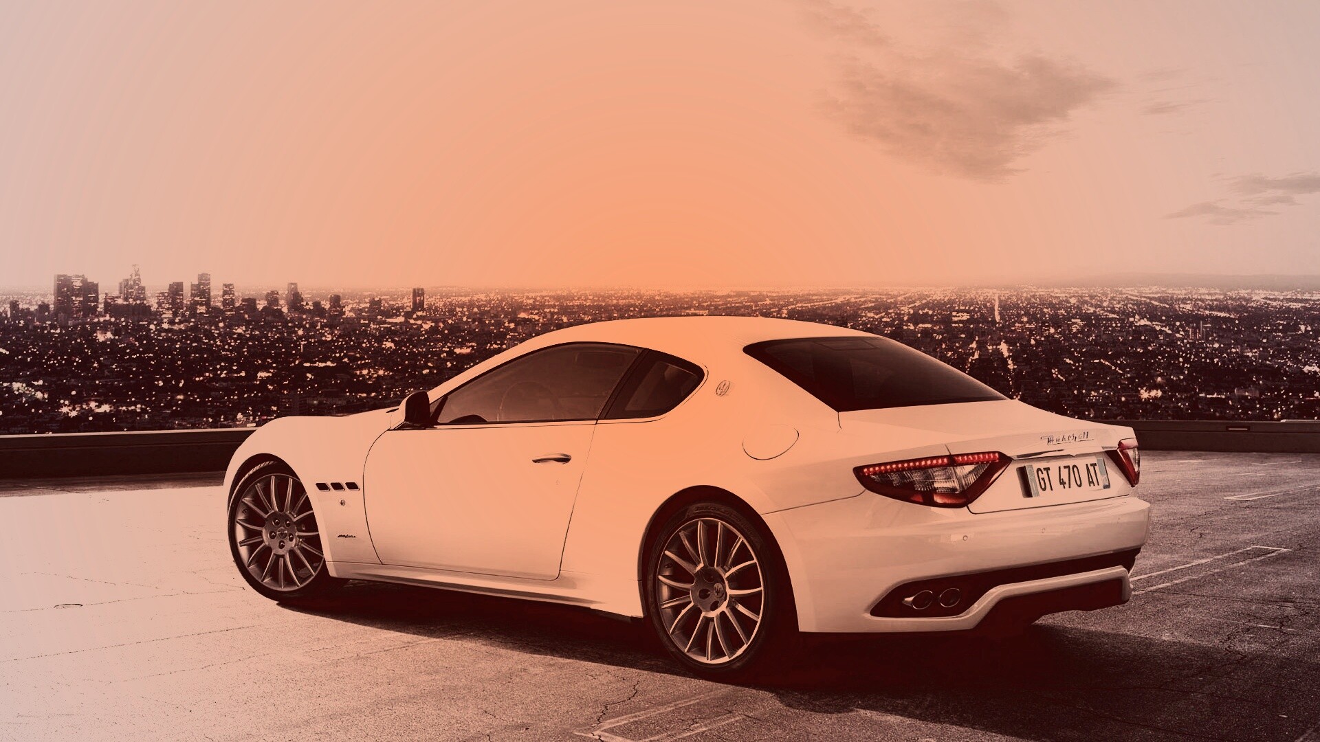 Maserati Granturismo на фоне города обои