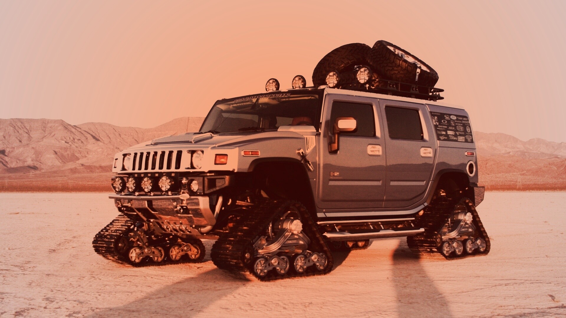 Hammer на гусеницах обои