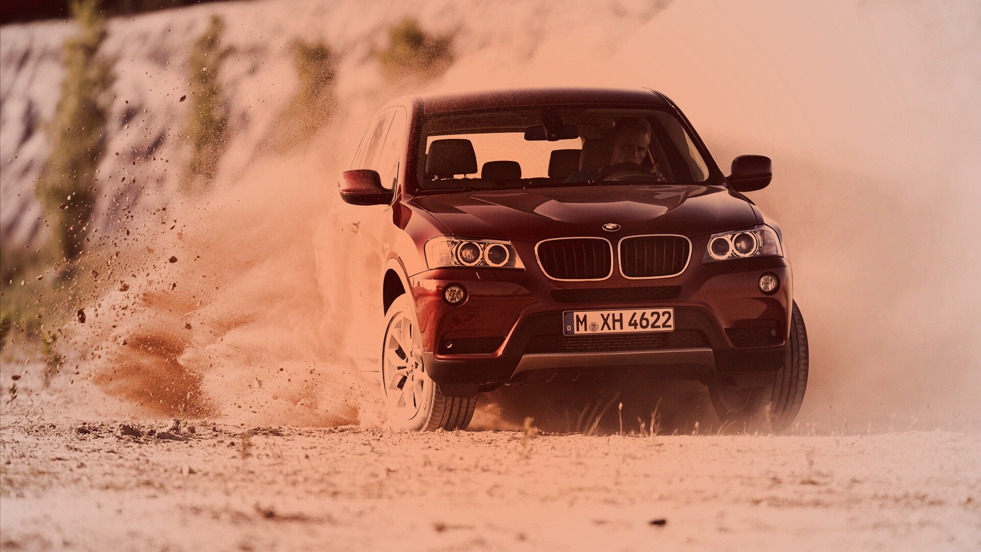 Кроссовер BMW в заносе обои