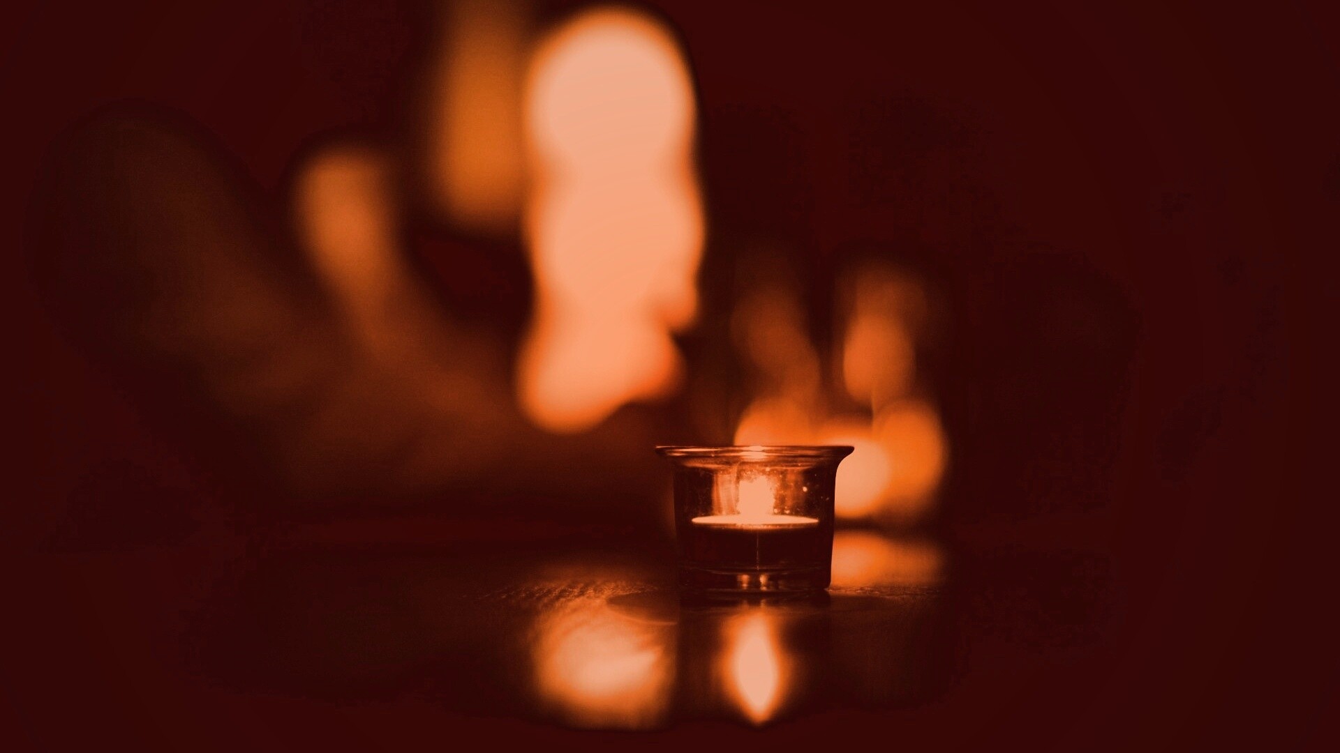 Свеча во тьме обои