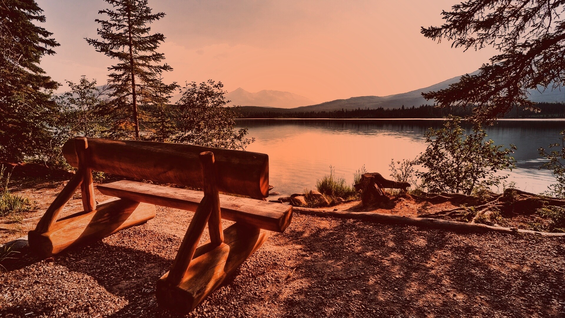 Деревянная скамья на берегу озера обои