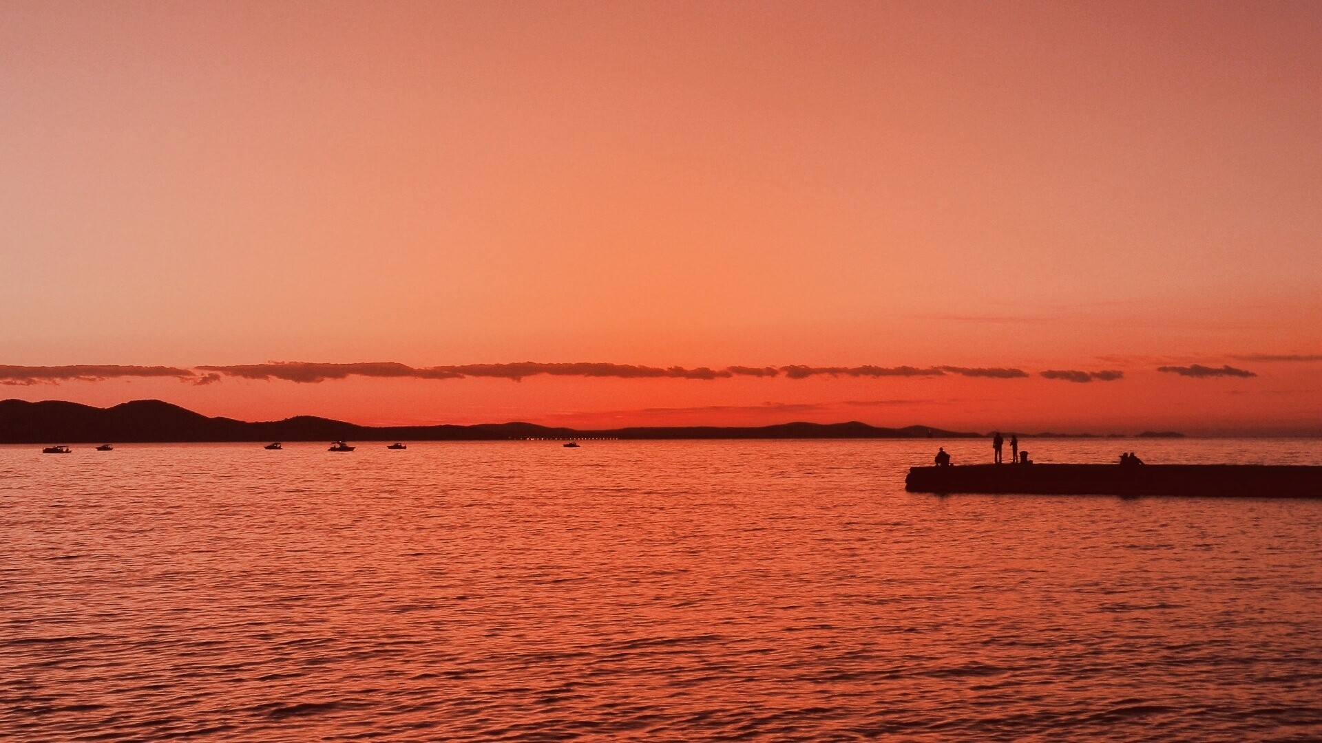 Одинокая пристань на озере обои