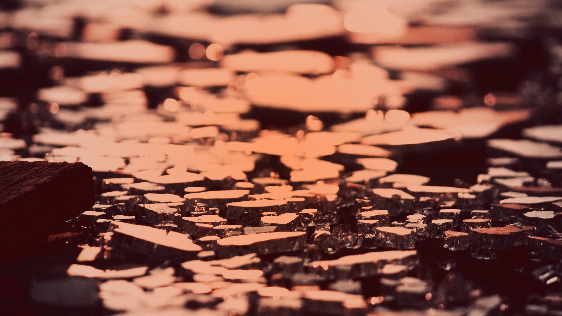 Битое стекло в лучах солнца обои