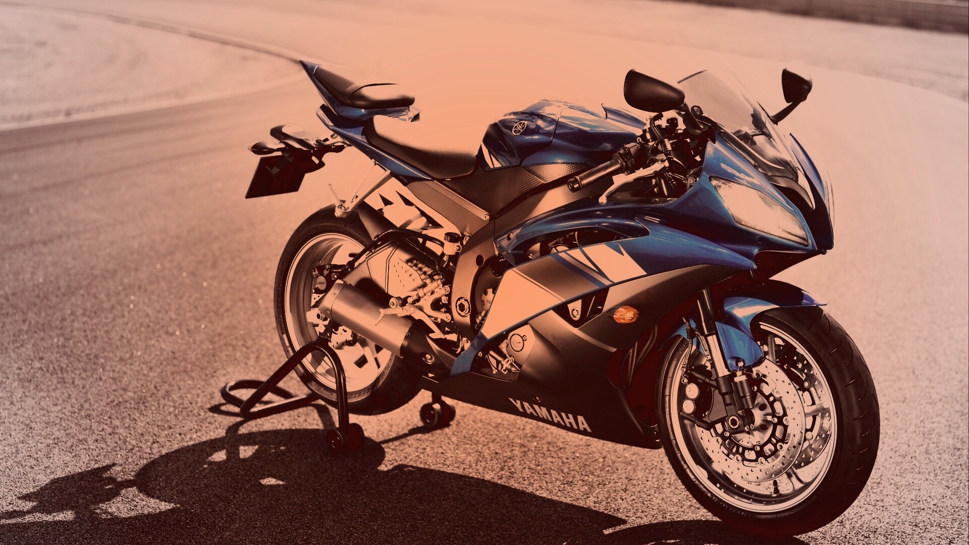 Мотоцикл Ямаха с блокиратором заднего колеса обои