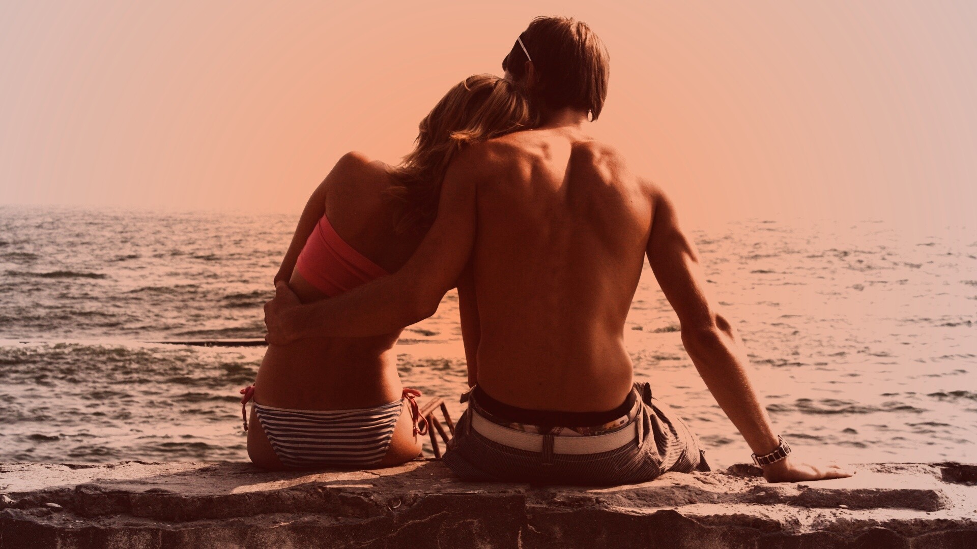 Девушка и парень у моря обои