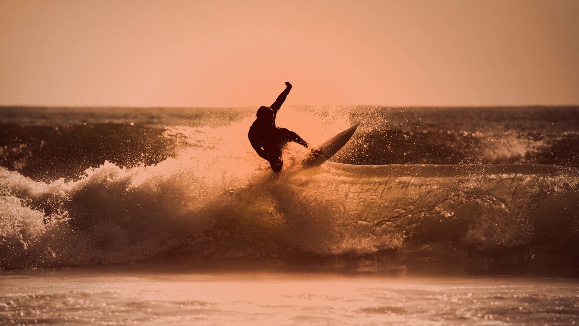 Сёрфер поймал волну обои