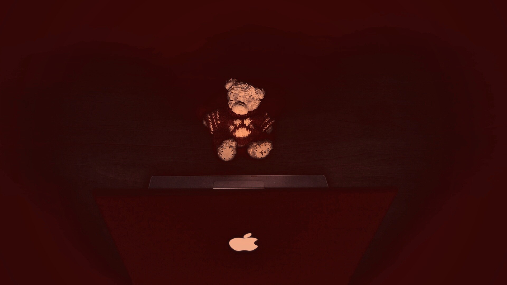 Плюшевый мишка за ноутбуком обои