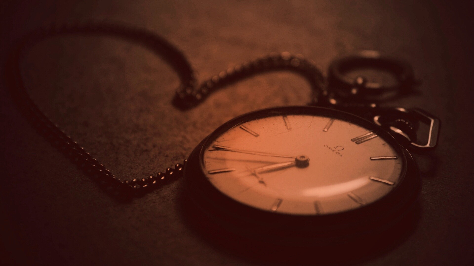 Часы на цепочке обои