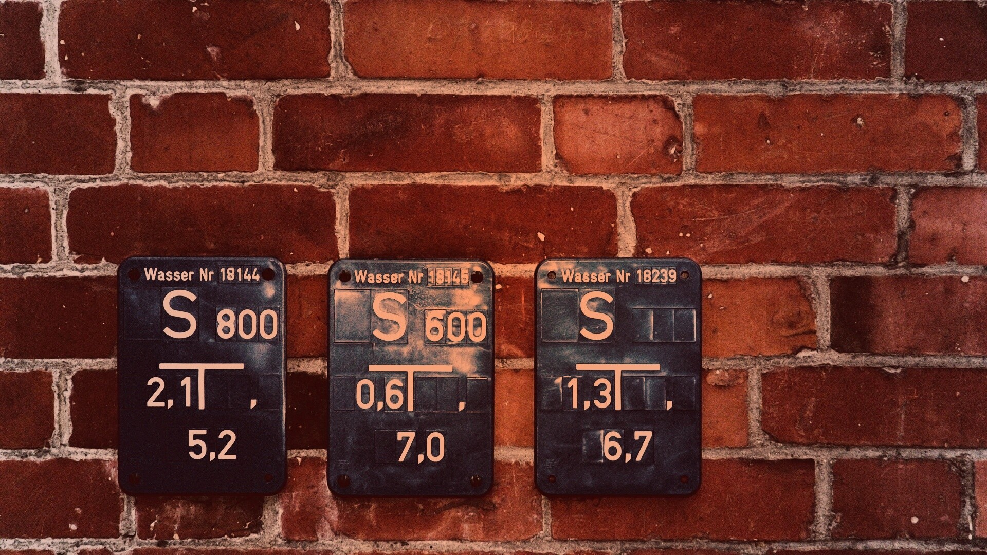 Стена с обозначениями обои