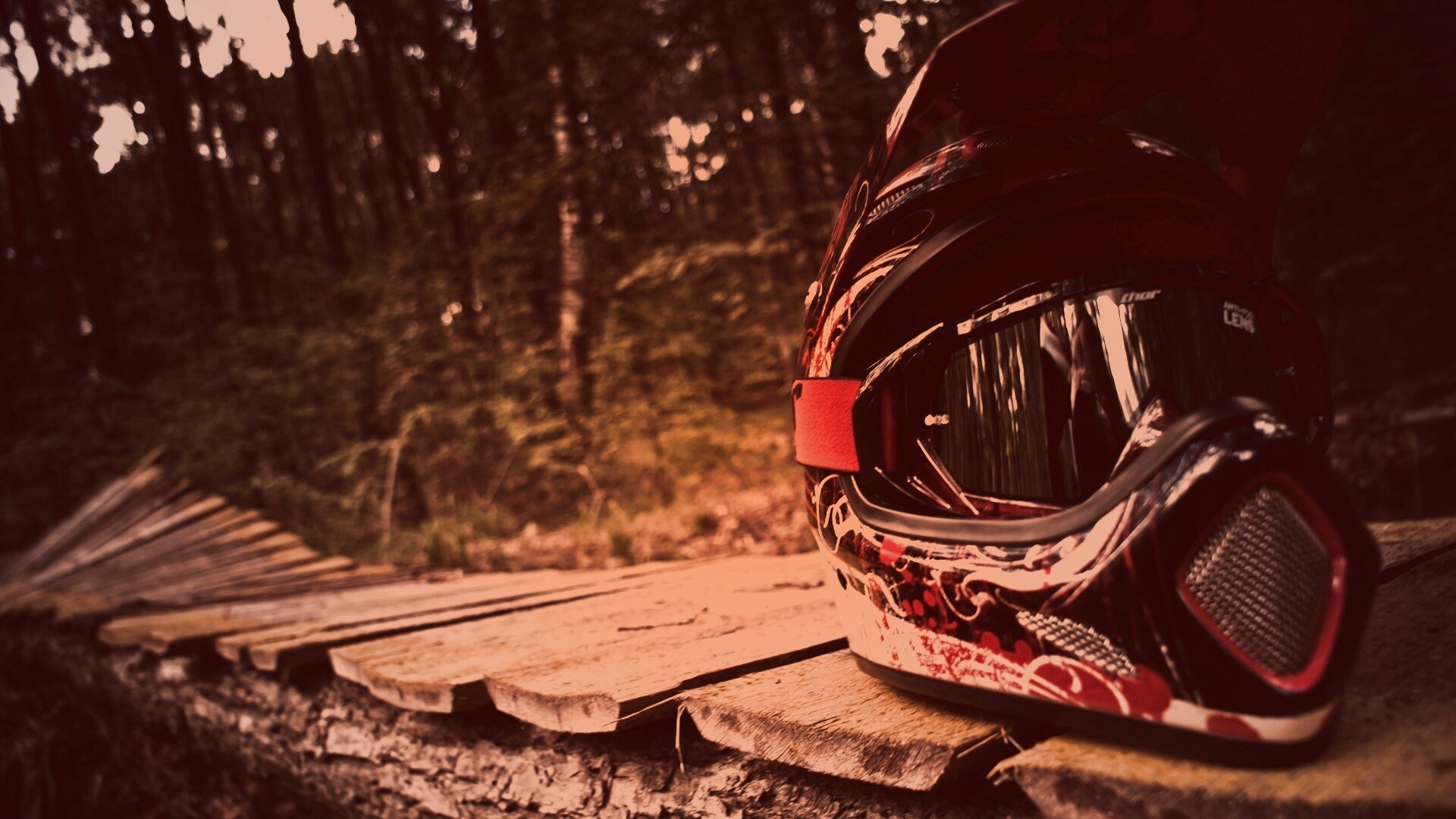 Шлем на лесной велотрассе обои