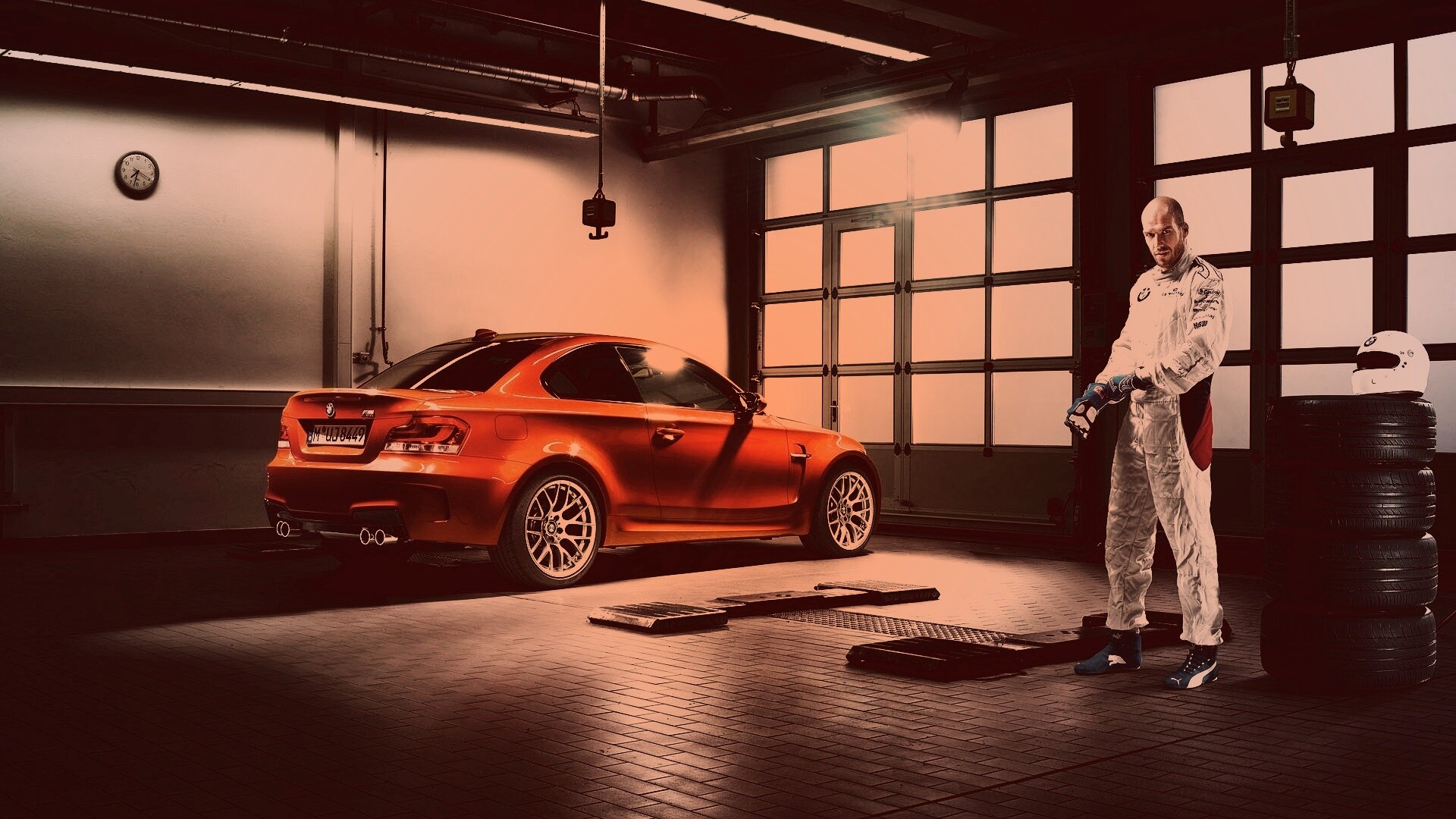 Гонщик и BMW M1 в гараже обои