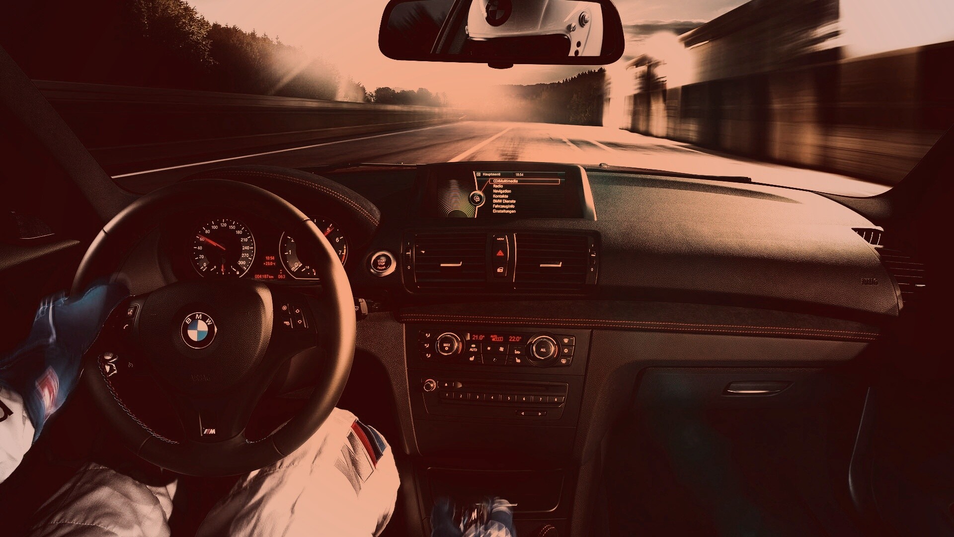 За рулём BMW обои