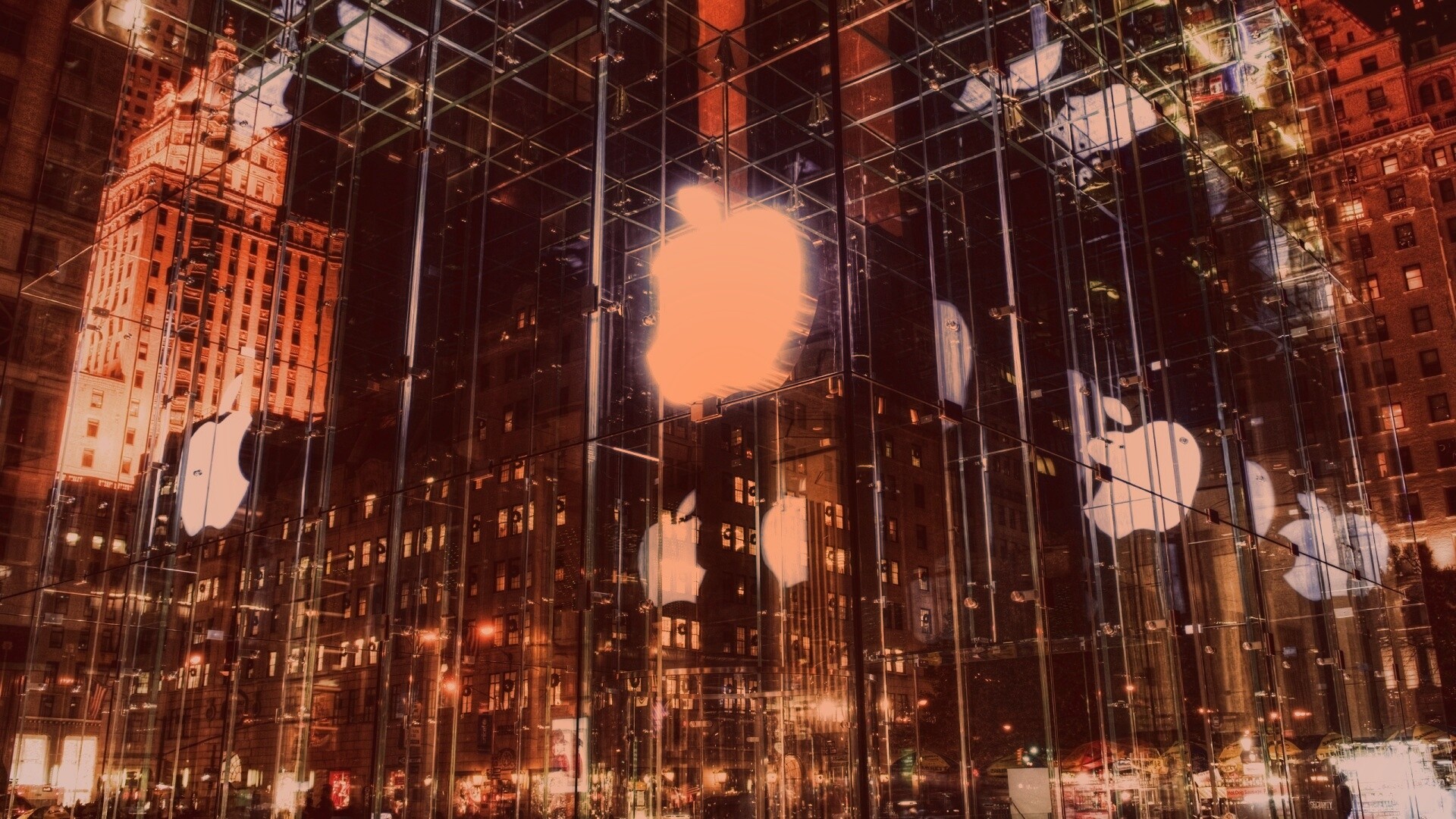 Отражение логотипа Apple в стеклянном здании обои