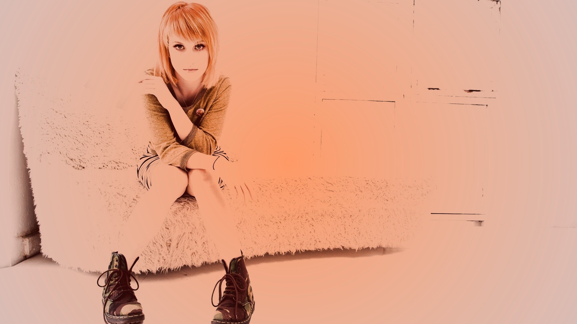 Рыжая в комнате обои