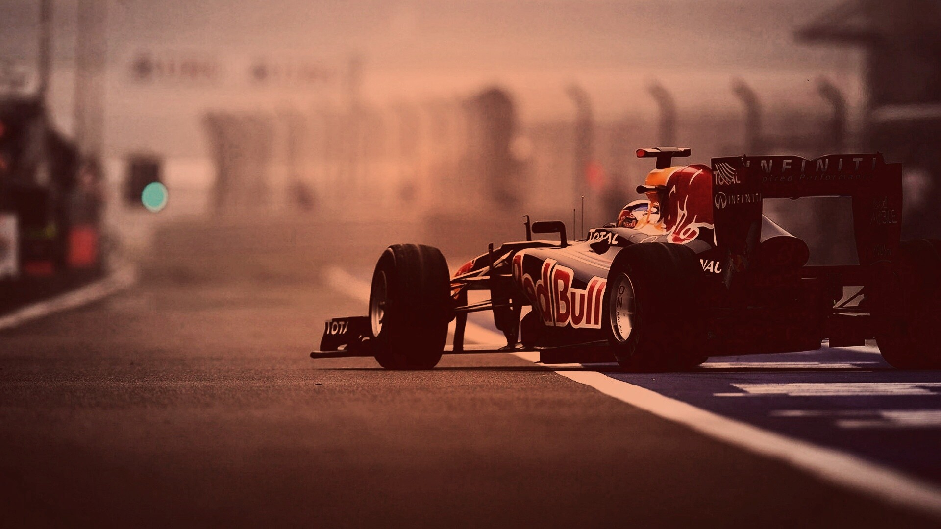 Болид выезжает на трассу обои