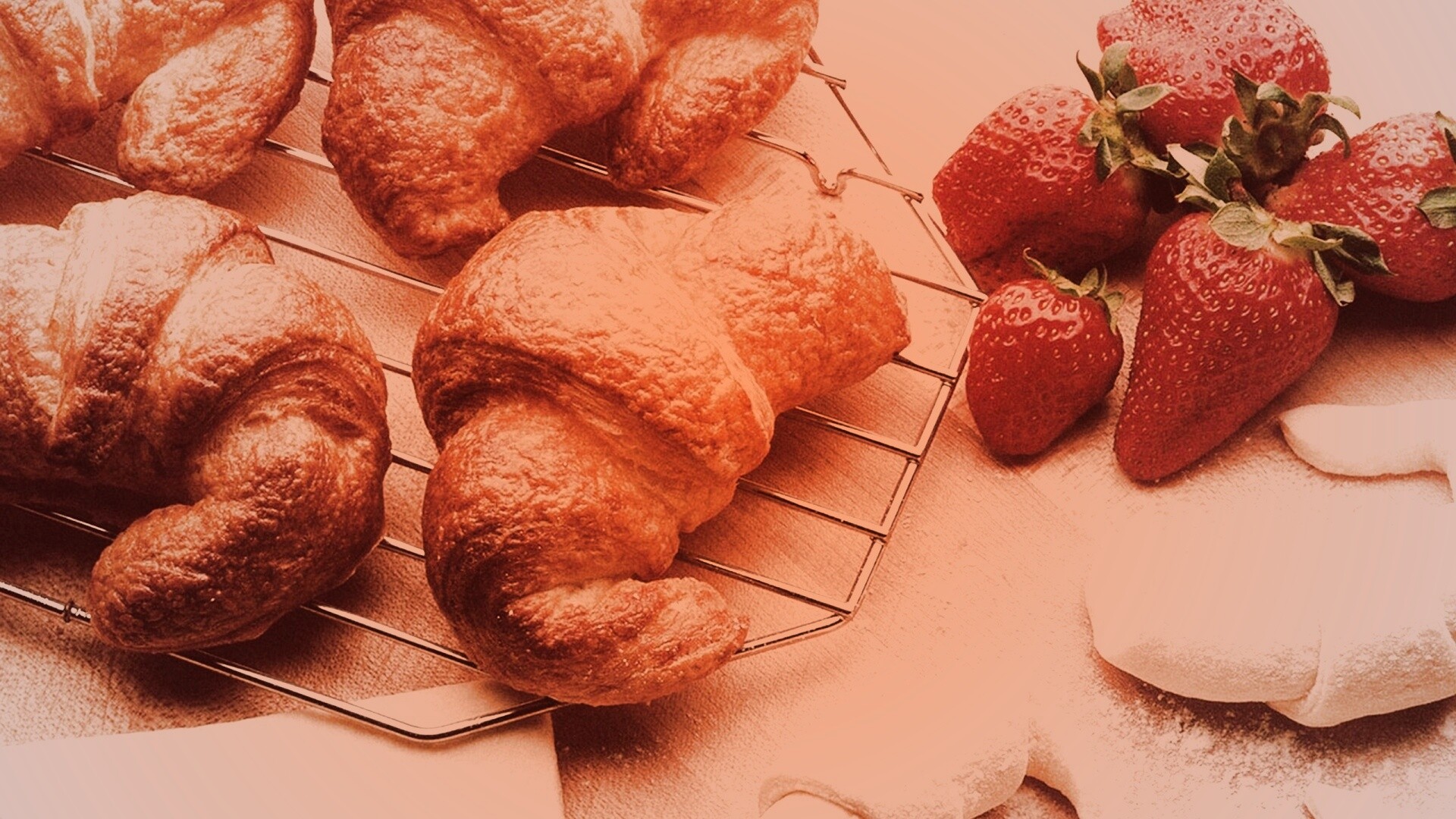 Круассаны с клубникой обои