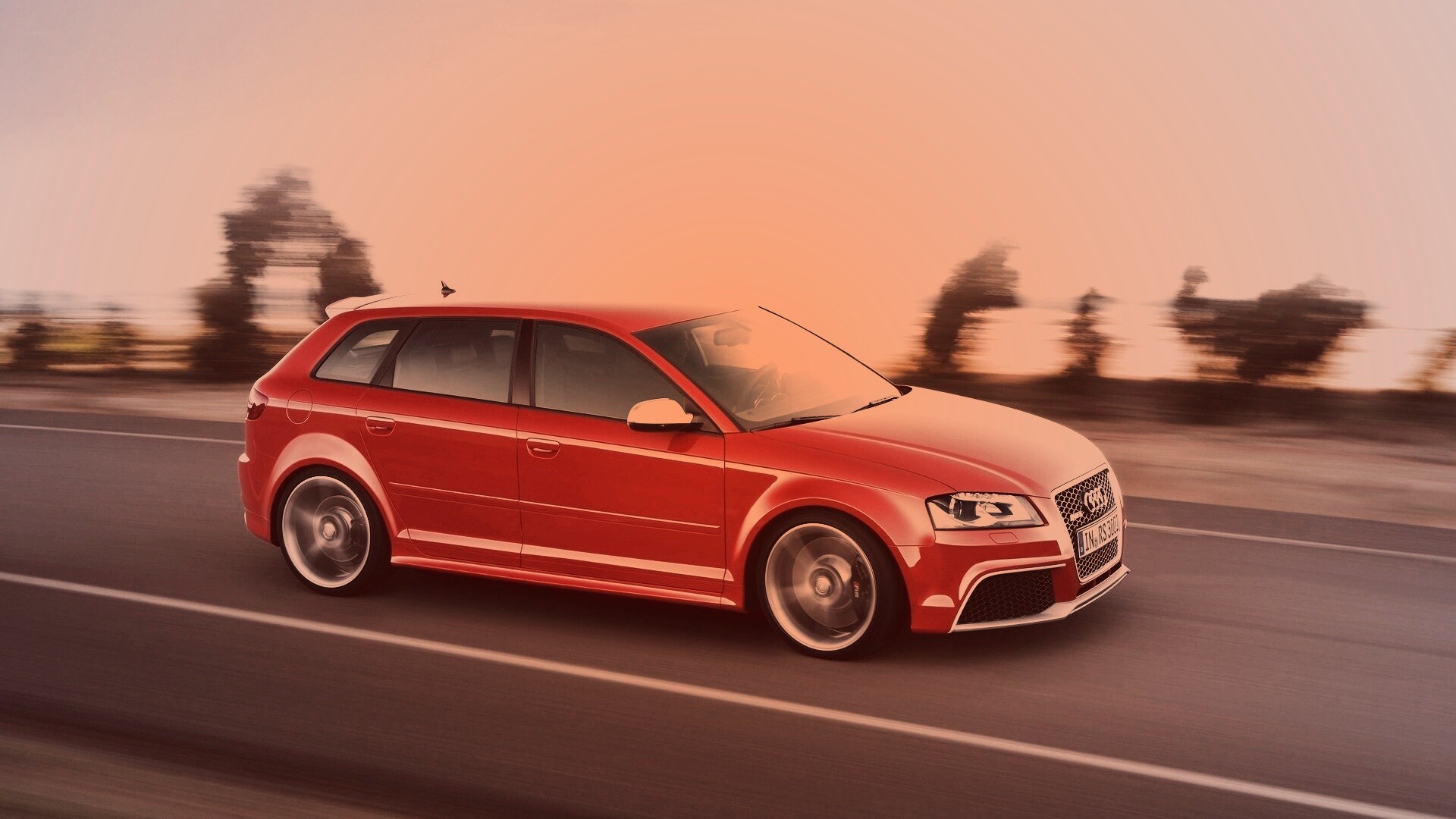 Красная Audi модели RS3 на дороге обои