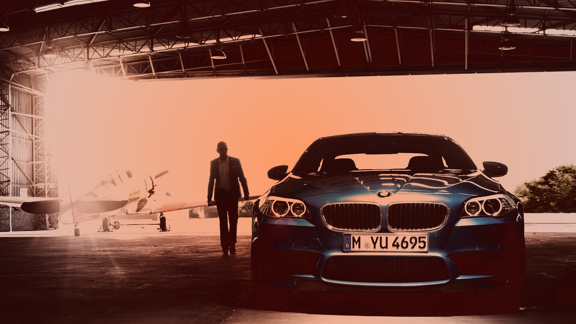 BMW F10 в ангаре обои