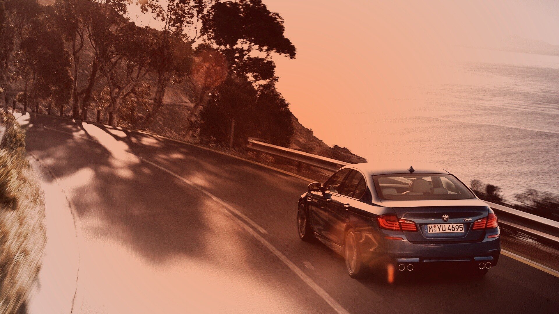 BMW F10 на горной дороге  обои