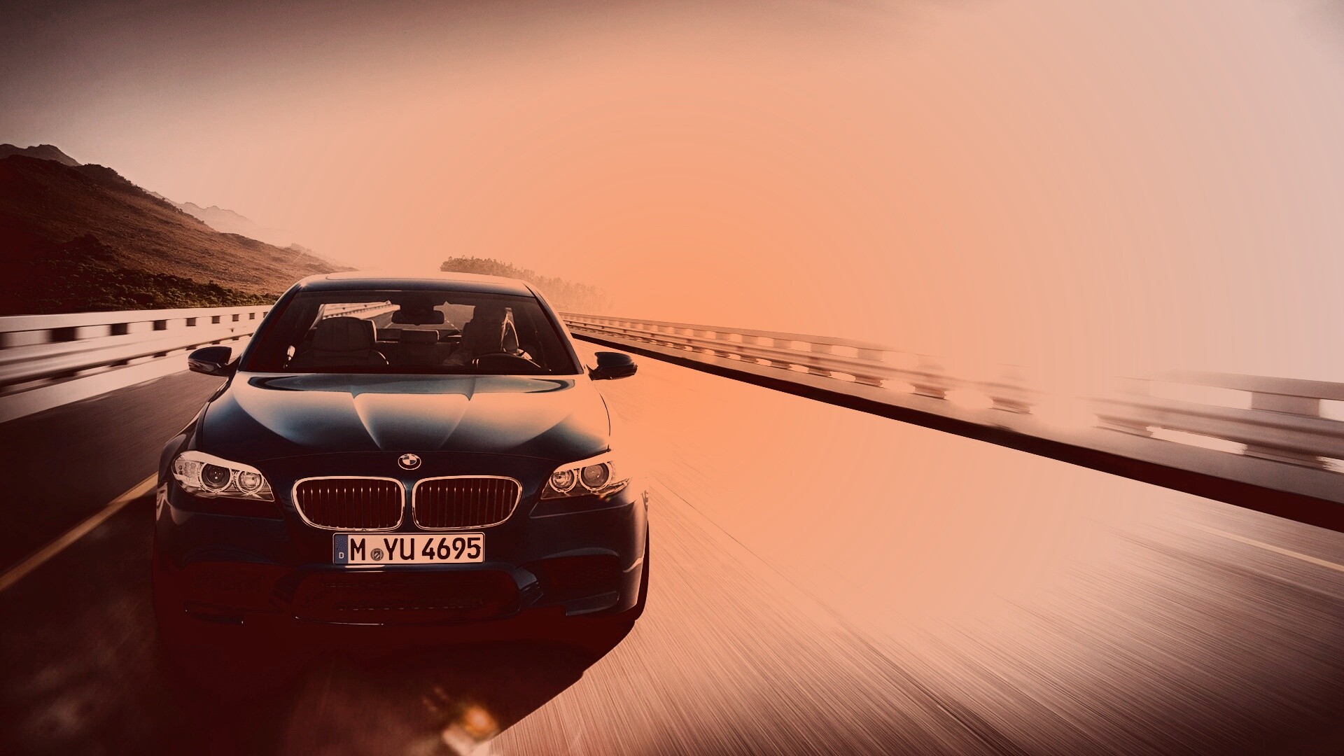 Синий БМВ на дороге обои