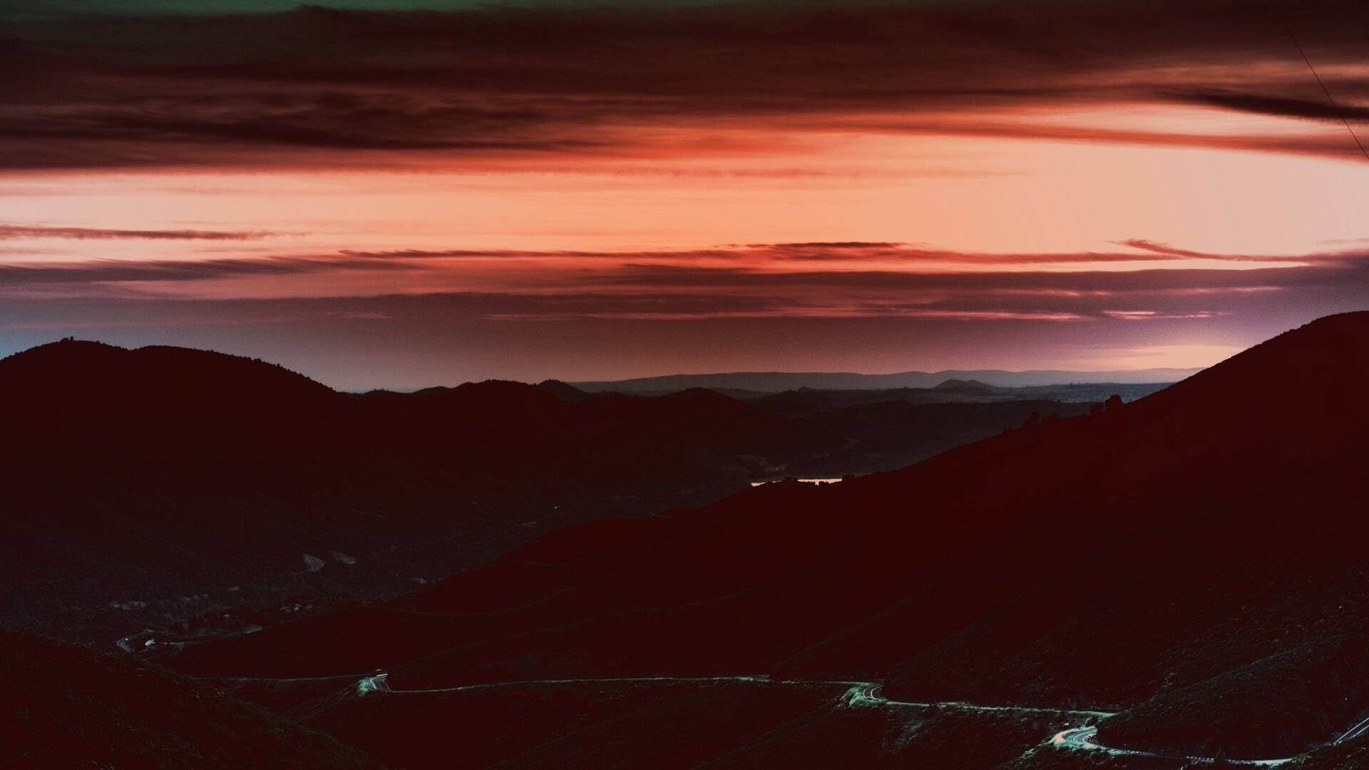 Дорога спускается с гор в долину обои