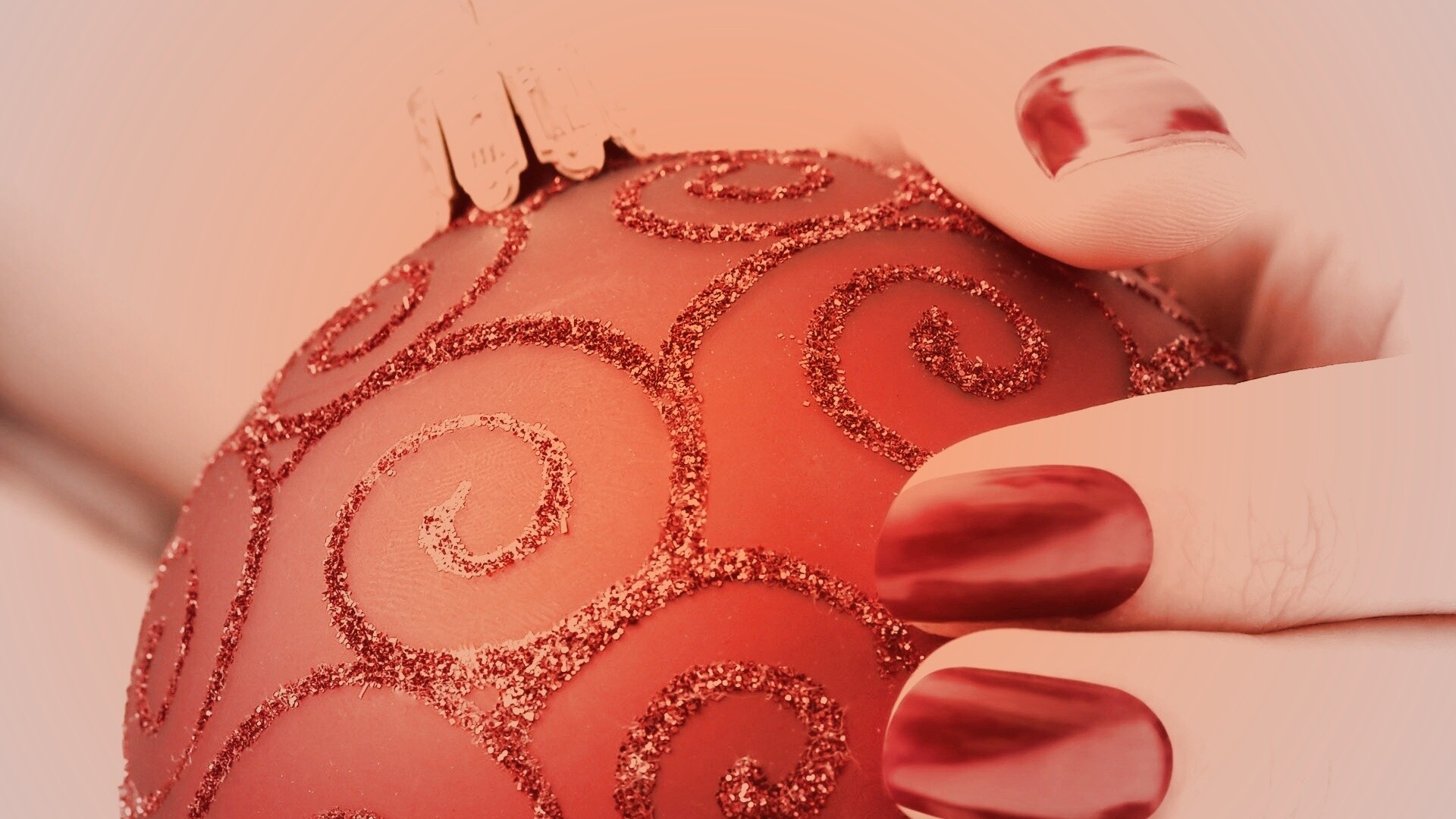 Елочная игрушка в руке обои