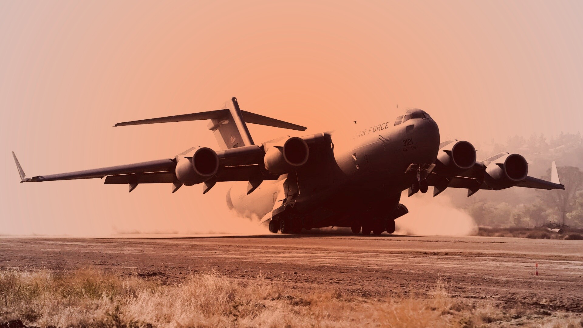 Грузовой самолёт на посадке обои