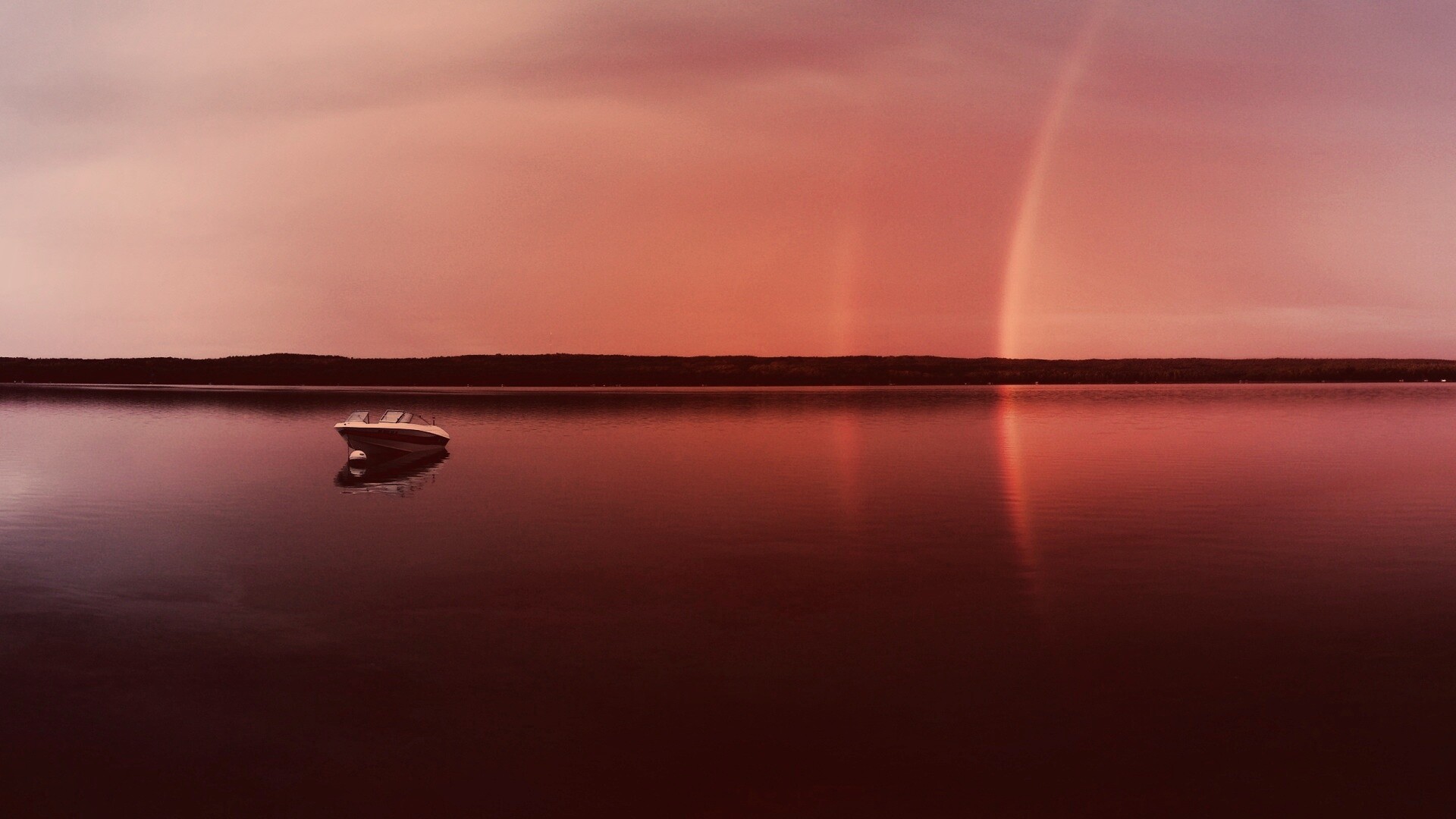 Катер на озере обои