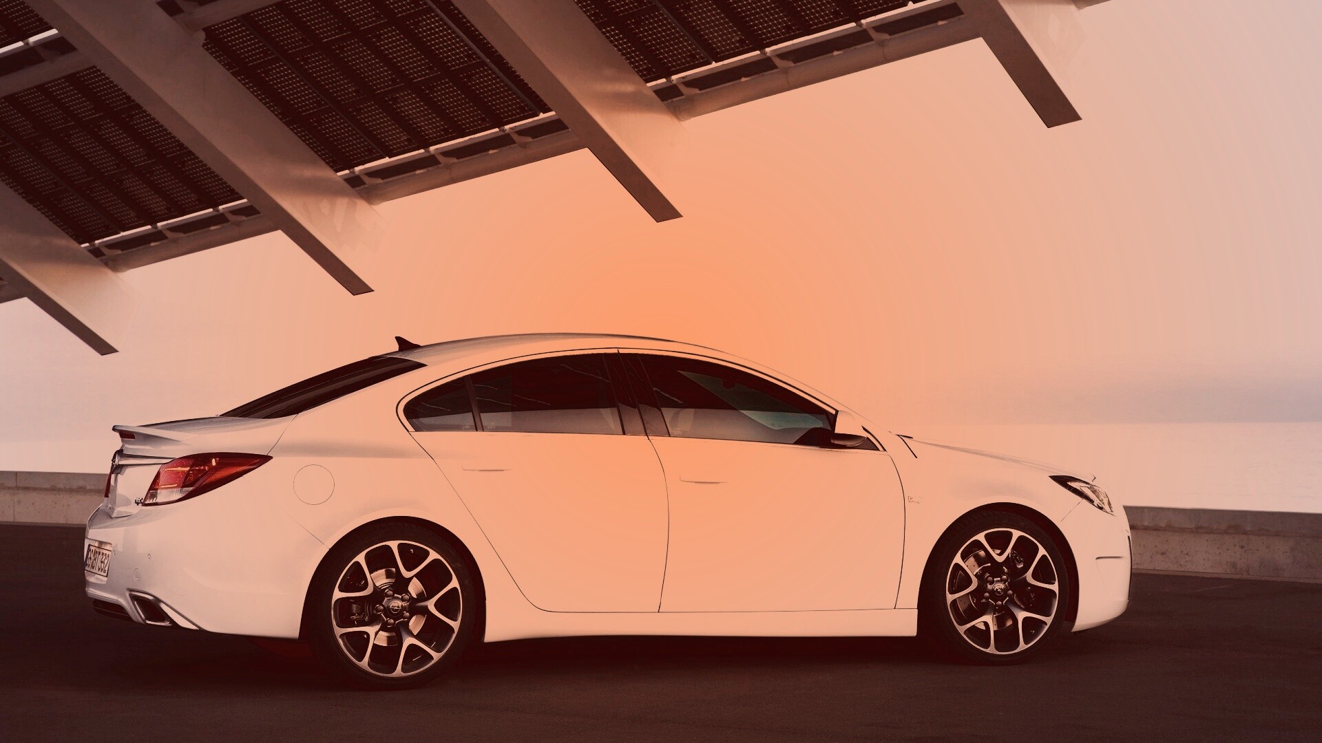 Белый седан под крышей обои