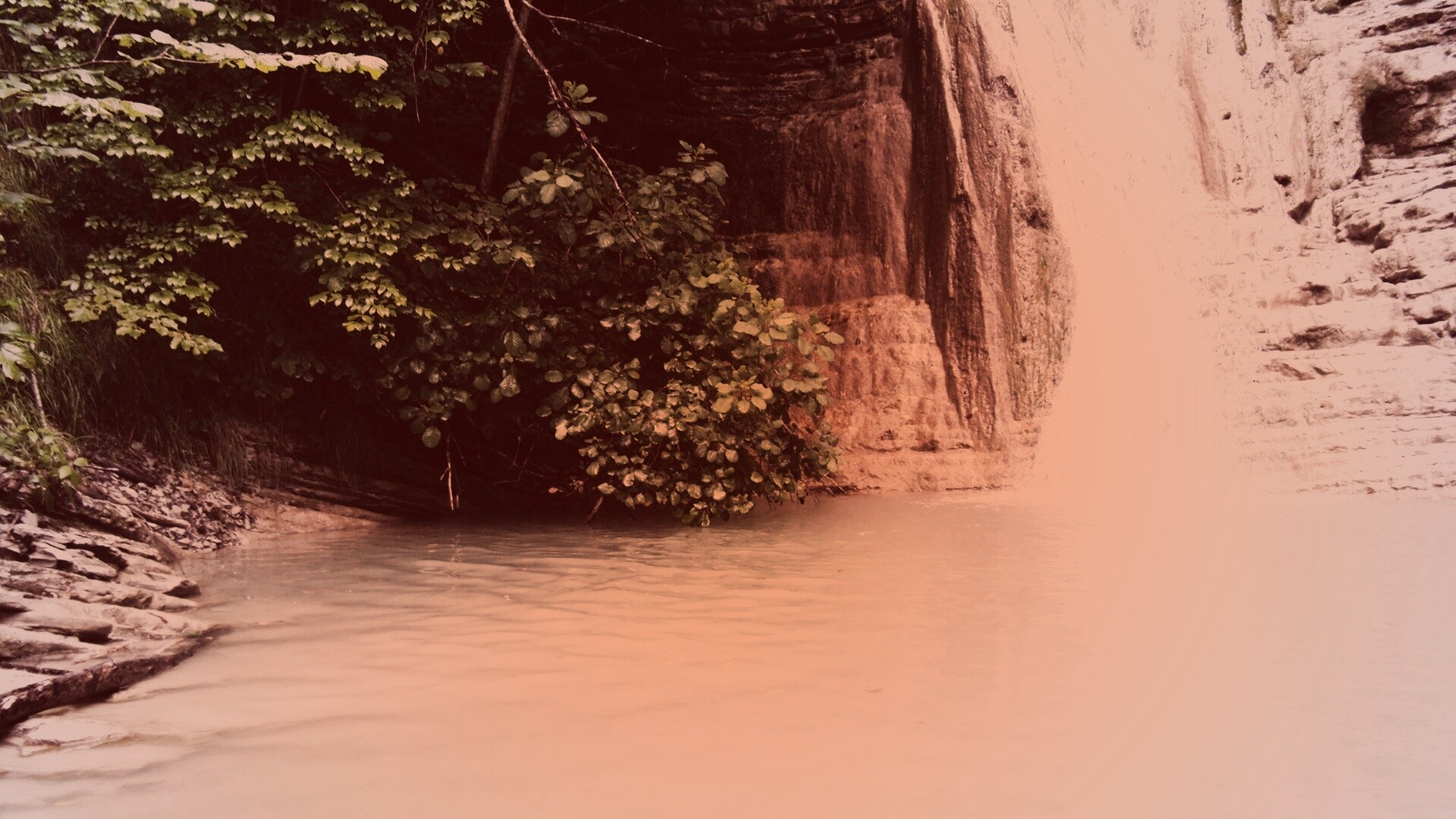 У водопада обои