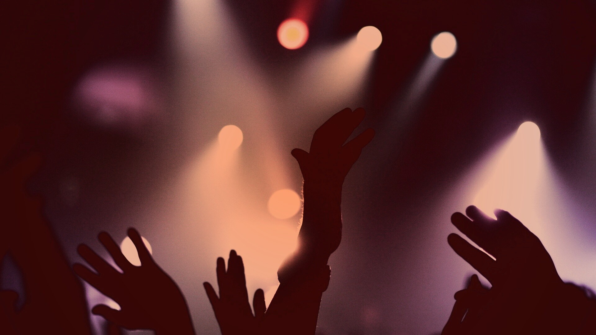 Руки людей на концерте обои
