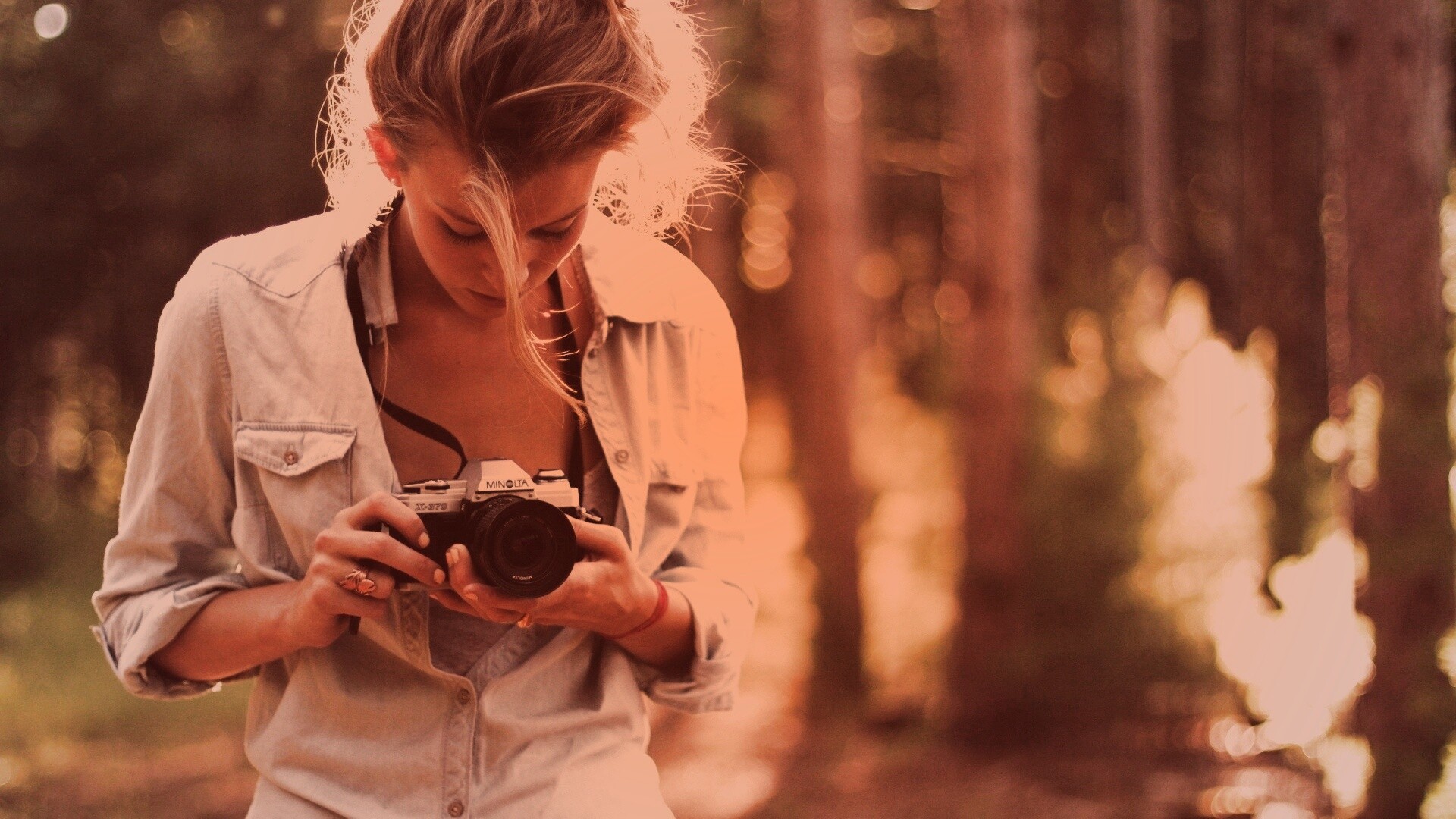 Девушка-фотограф обои