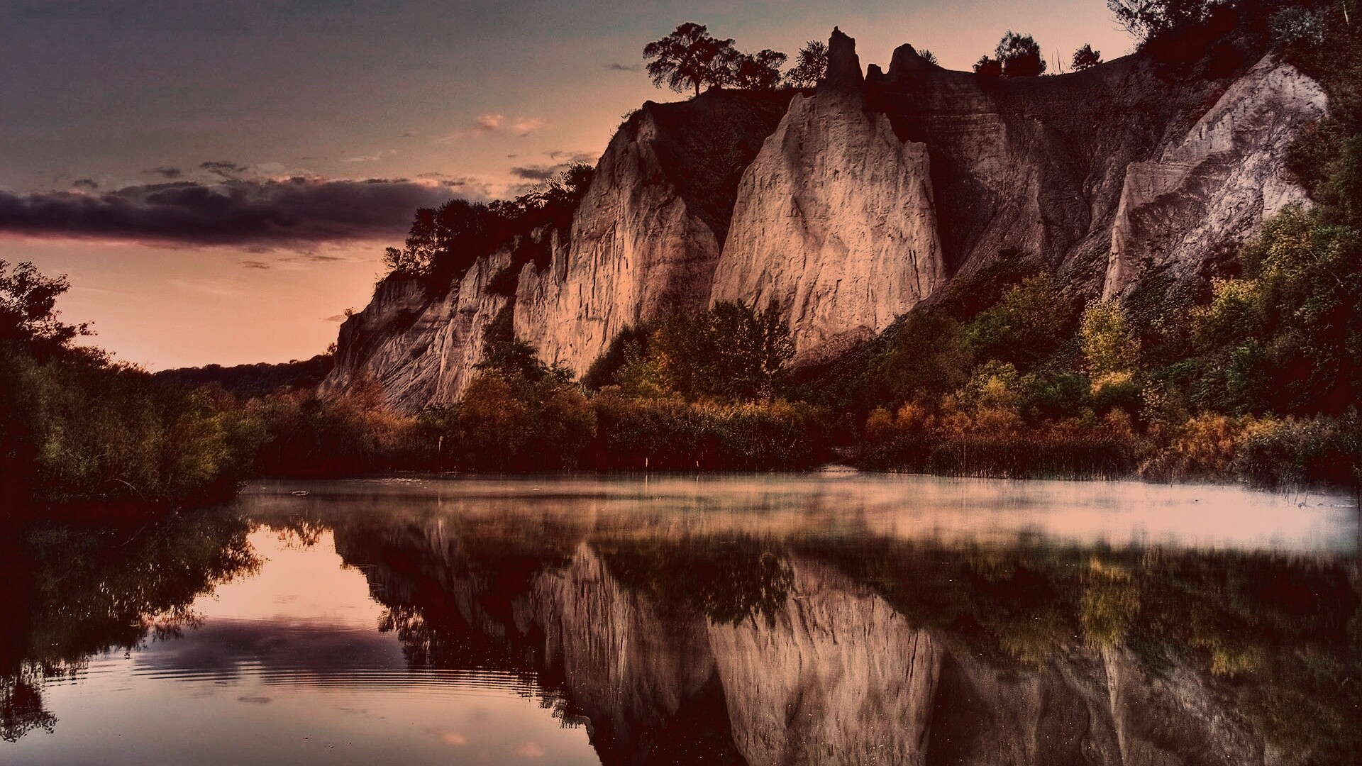 Скалы над озером обои
